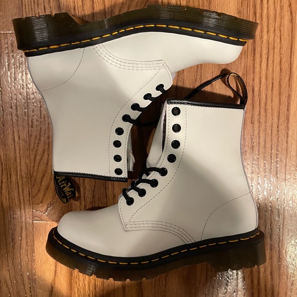 DR. MARTENS 1460 SMOOTH WHITE BOOTIES size 6 - Picture 4 of 6